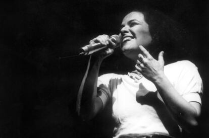 La cantante brasileña Elis Regina, durante una actuación.