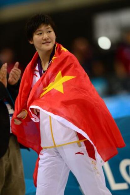 Ye Shiwen con la bandera de China tras recibir la medalla de oro.
