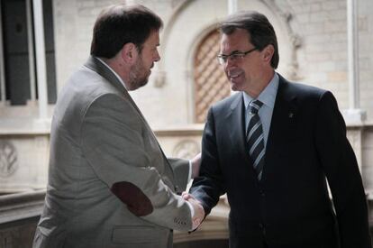 El presidente en funciones de la Generalitat, Artur Mas, y el l&iacute;der de ERC, Oriol Junqueras, en la reuni&oacute;n de esta ma&ntilde;ana.