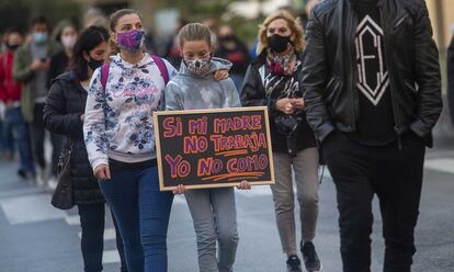 Manifestantes en San Sebastián contra el cierre de la hostelería en Euskadi.