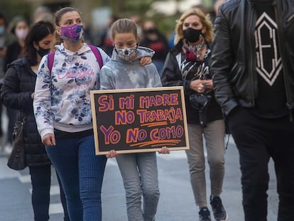 Manifestantes en San Sebastián contra el cierre de la hostelería en Euskadi.
