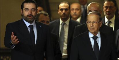 Saad Hariri (izquierda) recibe a Michel Aoun tras anunciarle su apoyo para ocupar la jefatura de Estado, el 20 de octubre en Beirut.