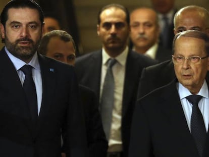 Saad Hariri (izquierda) recibe a Michel Aoun tras anunciarle su apoyo para ocupar la jefatura de Estado, el 20 de octubre en Beirut.