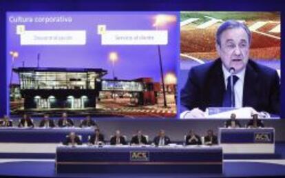 El presidente de ACS, Florentino Pérez (c), durante la junta de accionistas celebrada hoy en Madrid.