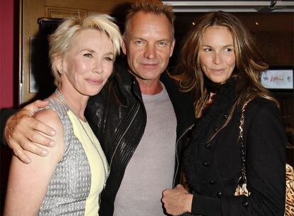 Trudie Styler, Sting y Elle Macpherson, llegan al estreno britnico de la pelcula 'Living Proof' ('Prueba de vida') en cntrico hotel londinense el pasado jueves. Swing y su mujer Trudie fueron los anfitriones del estreno de la pelcula, hecha para la televisin, protagonizada por Harry Connick Jr y Trudie Styler y producida por la actriz Rene Zellweger. La pelcula cuenta la historia real del mdico Dennos Salmn, que desarroll un frmaco contra el cncer de mama.