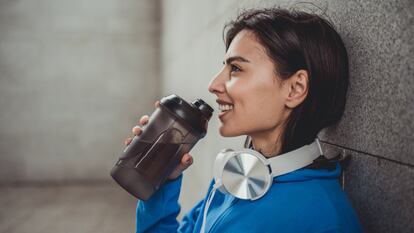 Artículo de EL PAÍS Escaparate donde se describen los vasos mezcladores de batidos de proteínas top ventas en Amazon.