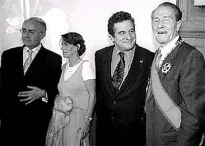 De izquierda a derecha, Javier Delgado, Esther Giménez-Salinas, Manuel Montero y Antonio Beristain, premiado ayer en San Sebastián.