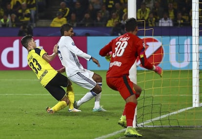 Raphael Varane marca el segundo gol del Real Madrid. 