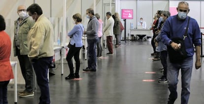 Varias personas esperan para ser vacunadas en el primer día de la vacunación masiva en la Comunidad Valenciana.