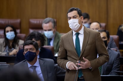 El presidente de la Junta de Andalucía, Juan Manuel Moreno , junto al vicepresidente andaluz, Juan Marín, durante su intervención en la sesión de control al gobierno en el Parlamento de Andalucía.