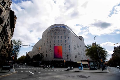 El edificio de El Corte Inglés, que ha presentado un ERTE para todos sus centros españoles, en la plaza Catalunya.