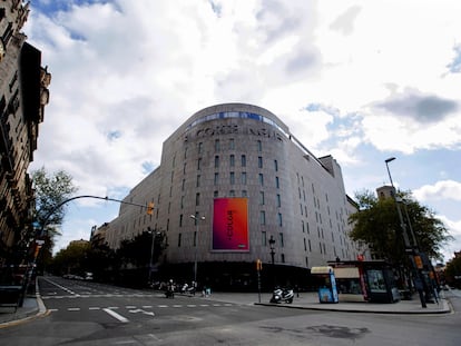 El edificio de El Corte Inglés, que ha presentado un ERTE para todos sus centros españoles, en la plaza Catalunya.