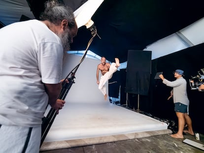 Vincent Cassel visto desde el 'backstage' del calendario Pirelli 2025, de Ethan James Green.