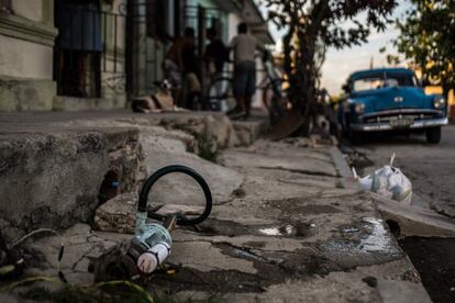 Motor en una calle de Cienfuegos, bombeando el agua a los tanques en el techo. 