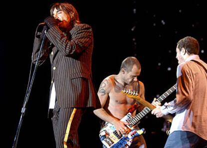 Los integrantes del grupo Red Hot Chili Peppers, durante su actuación en Santiago, única de su gira en España.