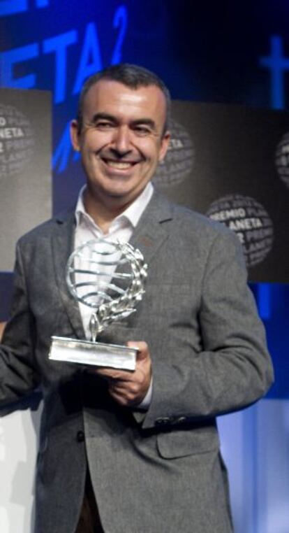 Lorenzo Silva posa con el Premio Planeta en la gala de entrega del galardón el pasado 15 de octubre.