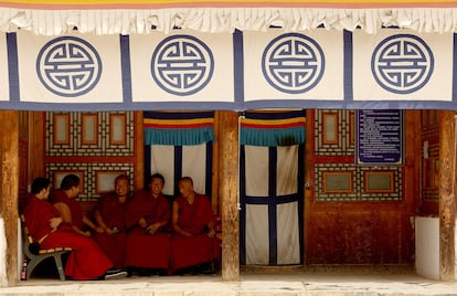 Unos monjes budistas se refugian del calor en la región de Gansu, del Tíbet.