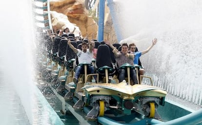 Un grupo de jóvenes disfruta de la atracción Shambhala en Port Aventura.