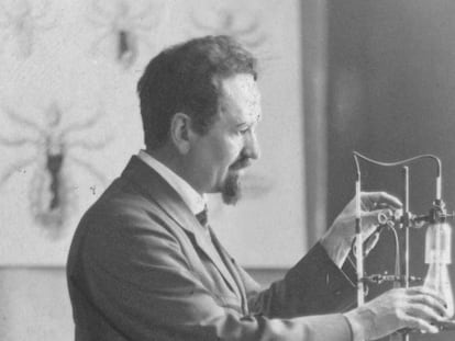 Rudolf Weigl en su laboratorio.