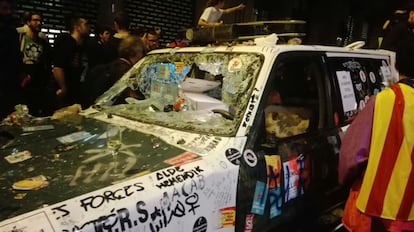 Així ha quedat un dels cotxes de la Guàrdia Civil a la seu la Conselleria d'Economia de Catalunya.