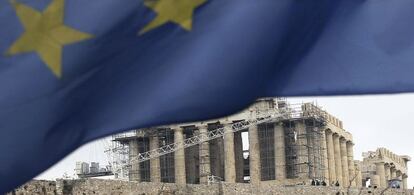 Vista de una bandera de la Unión Europea ondeando frente al Partenón en Atenas, Grecia.
