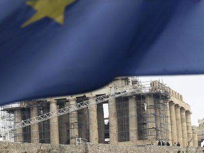 Vista de una bandera de la Uni&oacute;n Europea ondeando frente al Parten&oacute;n en Atenas, Grecia.