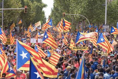 Banderas ondeandose durante la manifestación independentista en Barcelona.