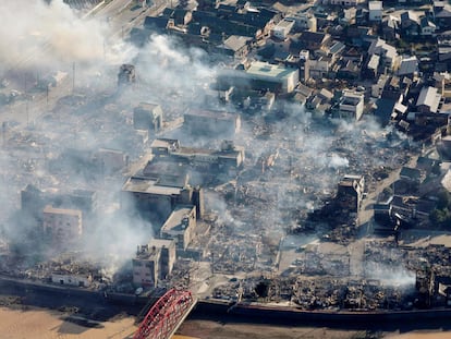 Una vista aérea tomada este 2 de enero de 2024 muestra los daños causados por el terremoto del día anterior en el municipio de Wajima, en el centro de Japón.