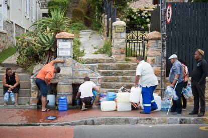 El 19 de enero de 2018 varias personas recogían agua potable de tuberías alimentadas por un manantial subterráneo, en St James, a unos 25 kilómetros del centro de Ciudad del Cabo.