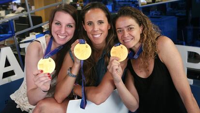 Laura Gil, Amaya Valdemoro e Isa Sánchez muestran la medalla de oro conseguida en el Eurobasket de 2013