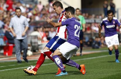 Mandzukic protege el balón ante Álvaro González.