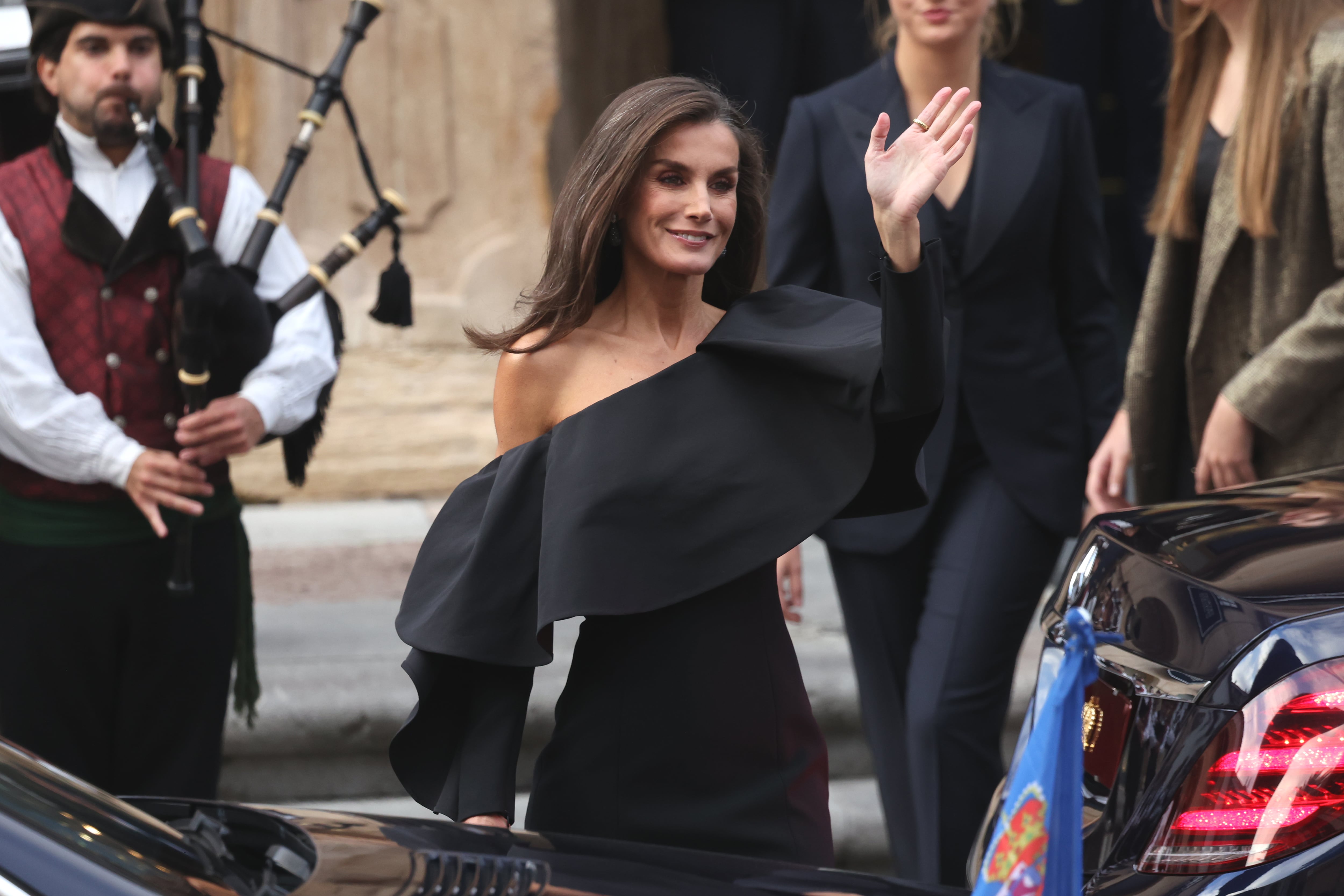 La reina Letizia impacta en los Princesa de Asturias con un vestido de escote asimétrico de Carolina Herrera