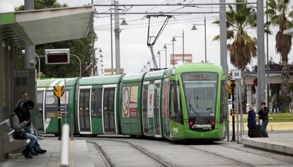 El tranvía de Parla, a su paso por una de las calles de la localidad.