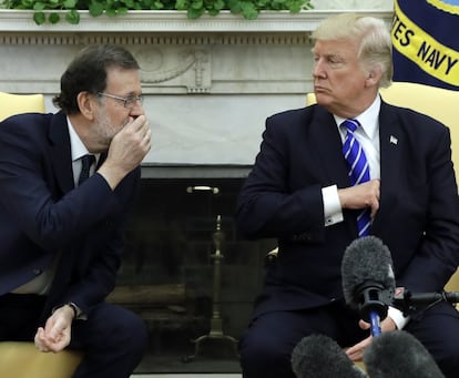 El presidente de EE UU, Donald Trump, conversa con el presidente de España, Mariano Rajoy, en el Despacho Oval de la Casa Blanca, el 26 de septiembre de 2017.