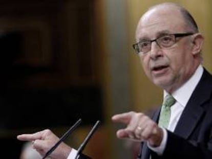 El ministro de Hacienda, Cristóbal Montoro, durante su intervención en la sesión de control al Gobierno, en el Congreso de los Diputados. EFE/Archivo