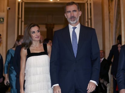El rey Felipe y la reina Letizia a su llegada a la gala de entrega del Premio de Periodismo Francisco Cerecedo.