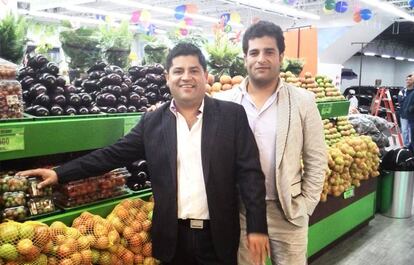 En primer plano, Jhony Orjuela, dueño de Surtifruver.