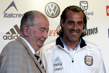 El presidente de la Asociación de Fútbol de Argentina, Julio Grondona, junto al seleccionador Sergio Batista