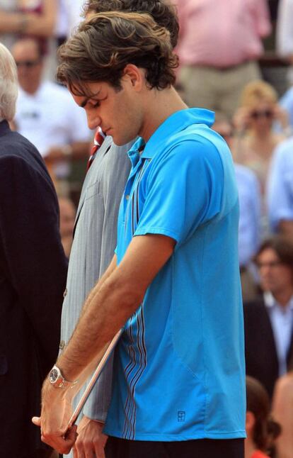 Federer (en primer término) sostiene su trofeo después de perder en la final de Roland Garros 2007 frente a Nadal.
