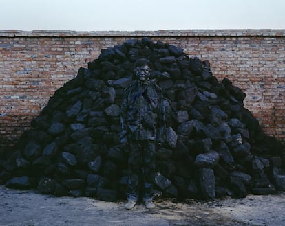 En esta obra, Liu Bolin se camufló con la misma técnica que los francotiradores para fundirse con el carbón y poner el foco de su crítica en la crisis energética y medioambiental de China.