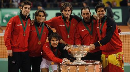 Granollers, Ferrer, Nadal, Feliciano, Albert Costa y Verdasco posan con la Ensaladera de la Copa Davis conquistada en 2011 frente a Argentina, en la final disputada en Sevilla.