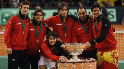 Granollers, Ferrer, Nadal, Feliciano, Albert Costa y Verdasco posan con la Ensaladera de la Copa Davis conquistada en 2011 frente a Argentina, en la final disputada en Sevilla.