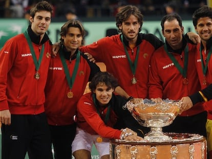 Granollers, Ferrer, Nadal, Feliciano, Albert Costa y Verdasco posan con la Ensaladera de la Copa Davis conquistada en 2011 frente a Argentina, en la final disputada en Sevilla.
