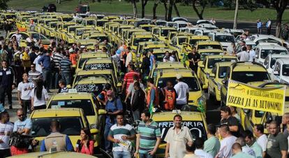 Taxistas protestam contra o Uber no Rio.