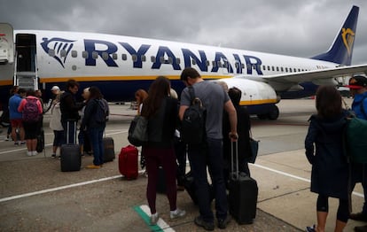 Pasajeros esperando a embarcar en un avión de Ryanair en el aeropuerto de Gatwick, Londres.