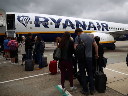 Pasajeros esperando a embarcar en un avión de Ryanair en el aeropuerto de Gatwick, Londres.