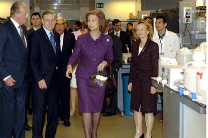 Los Reyes, junto a Elena Salgado, en la nueva sede del Centro Nacional de Investigaciones Cardiovasculares.