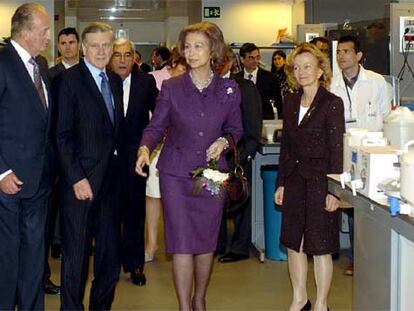 Los Reyes, junto a Elena Salgado, en la nueva sede del Centro Nacional de Investigaciones Cardiovasculares.