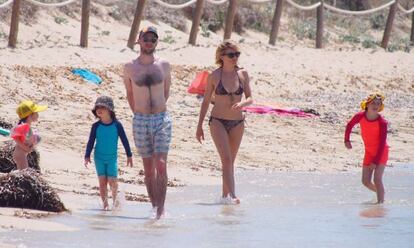 Sienna Miller, su expareja Tom Sturridge y su hija, a principios de julio en Formentera.