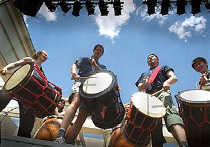 El grupo de percusión japonés Akatsuki Daiko, ayer en el cauce del río Turia, en Valencia.